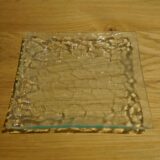 Quadratischer Kerzenteller aus Glas mit Crash Optik