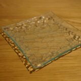 Quadratischer Kerzenteller aus Glas mit Crash Optik – Bild 2