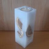 Quadrat Kerze "Augenweide" mit Echtholzstückchen und Teelichteinsatz, 6 x 6 x 16 cm, Recycling-Wachs