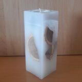 Quadrat Kerze "Augenweide" mit Echtholzstückchen und Teelichteinsatz, 6 x 6 x 16 cm, Recycling-Wachs – Bild 3