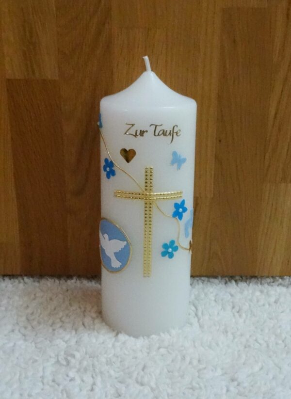 Taufkerze "Traum in Blau", Wachsmotive, Kreuz in Gold, Blumen, Herz, Babyfüße, Schmetterling, Taube, 20 x 7 cm, personalisiert, auch in 40x3 und 40x4 erhältlich
