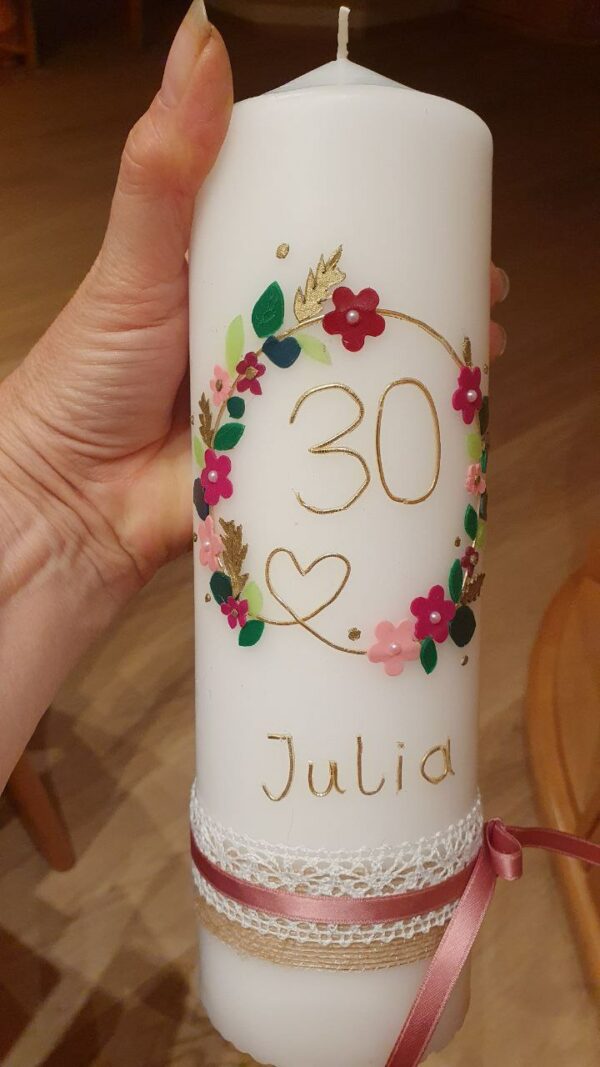 Stumpenkerze zum 30. Geburtstag "Blütentraum", 25 x 7 cm, Wachsmotiv und Wachsschrift, Perlen, schöne Bänder, personalisiert – Bild 2