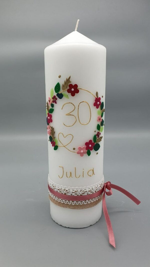 Stumpenkerze zum 30. Geburtstag "Blütentraum", 25 x 7 cm, Wachsmotiv und Wachsschrift, Perlen, schöne Bänder, personalisiert – Bild 3