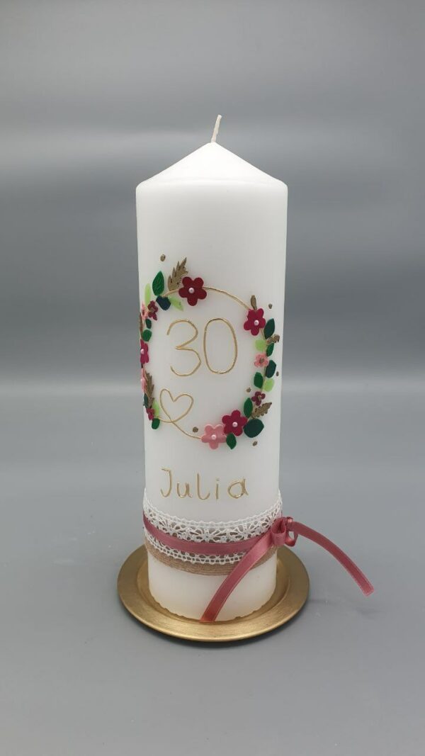 Stumpenkerze zum 30. Geburtstag "Blütentraum", 25 x 7 cm, Wachsmotiv und Wachsschrift, Perlen, schöne Bänder, personalisiert