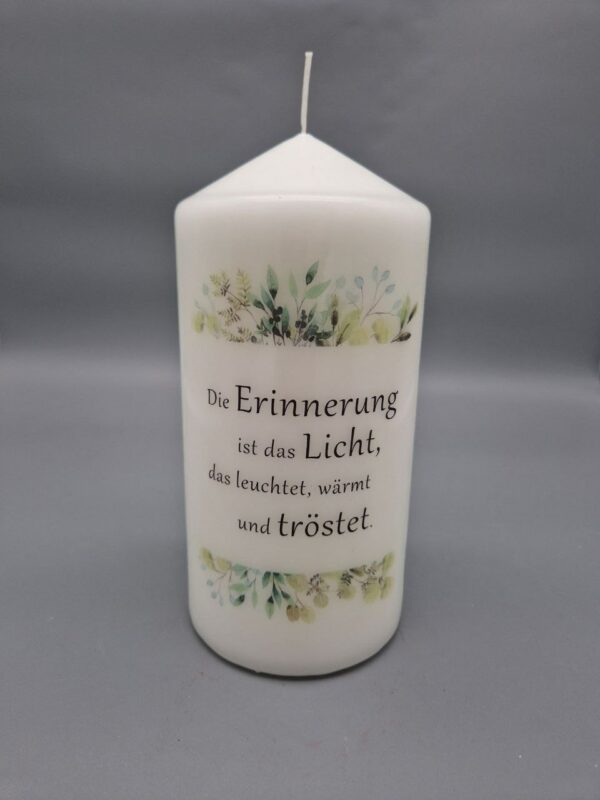 Trauerkerze "Zwei Blätterbordüren" Spruch: "Die Erinnerung ist das Licht, das leuchtet, wärmt und tröstet.", 20 x 10 cm, Druckmotiv, OHNE Personalisierung – Bild 2