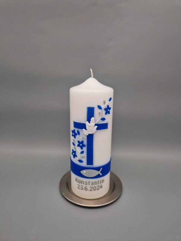 Taufkerze Junge, "Blaues Design Ranke, Kreuz, Fisch und Taube", 20 x 7 cm, personalisiert