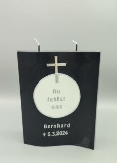 trauerkerze schwarz mit Wachsverzierung silber kreuz und Spruch