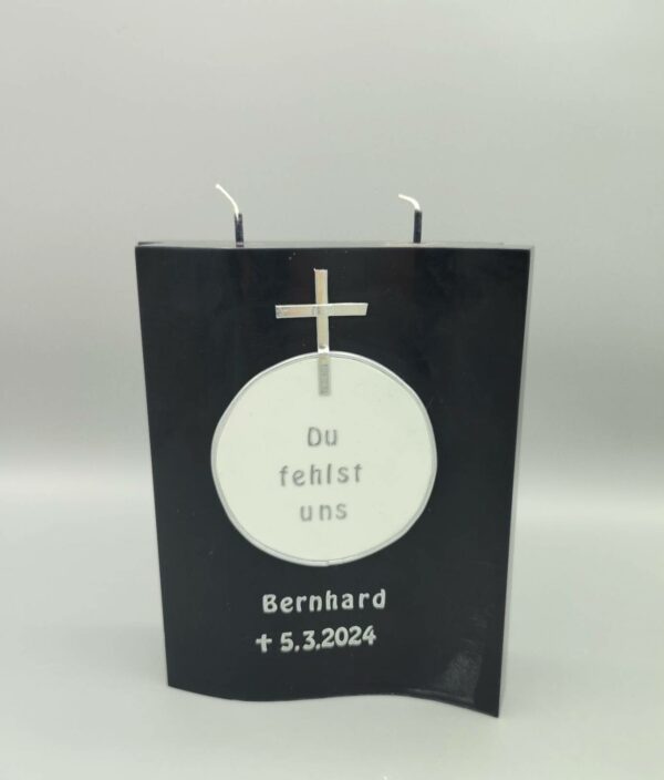 trauerkerze schwarz mit Wachsverzierung silber kreuz und Spruch