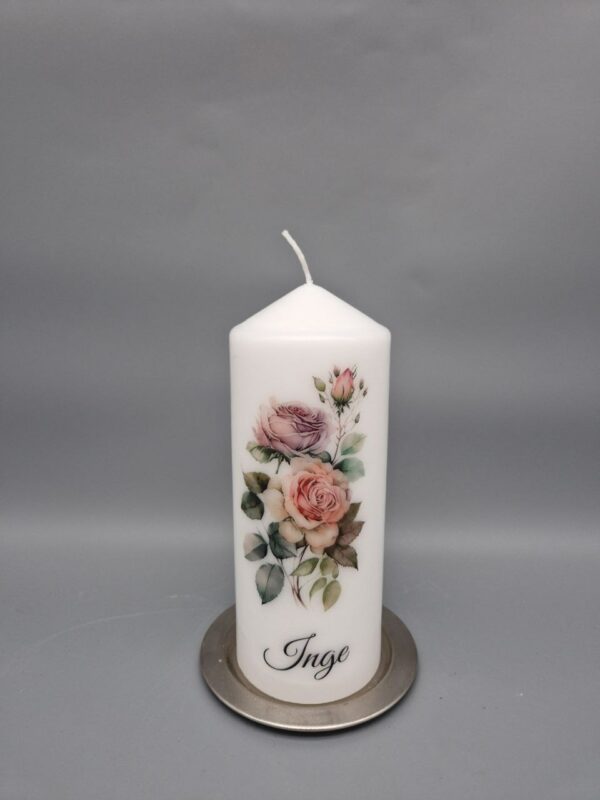 Wunderschöne Trauerkerze in Stumpenform mit rosa Rosen, 20 x 8 cm, Druckmotiv, personalisiert – Bild 2