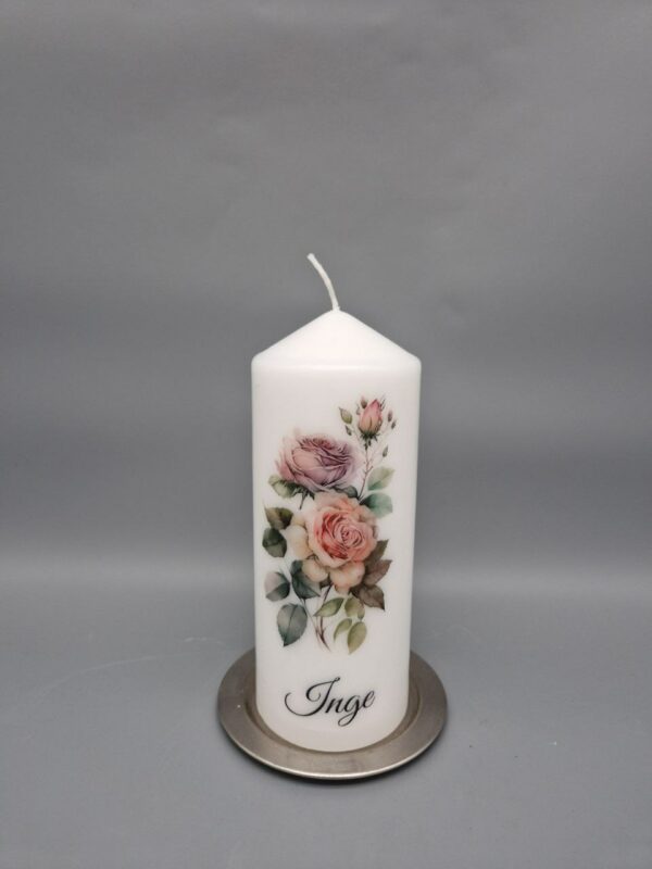 Wunderschöne Trauerkerze in Stumpenform mit rosa Rosen, 20 x 8 cm, Druckmotiv, personalisiert – Bild 3