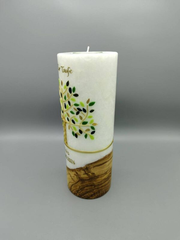 Premium Taufkerze mit HOLZELEMENT und TEELICHT Bub/Mädchen "Lebensbaum geflochten Blätter Grün", 25 x 9 cm, aus Stearin, Wachsmotiv, personalisiert – Bild 2