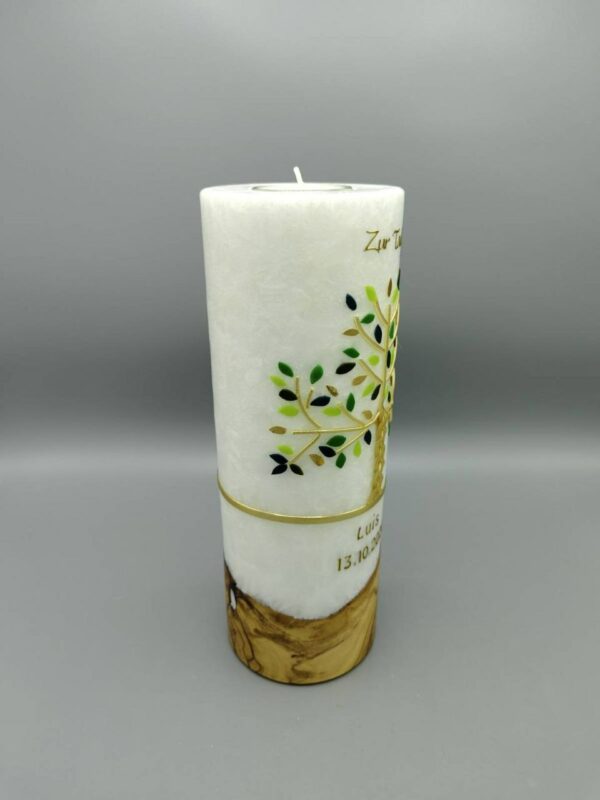 Premium Taufkerze mit HOLZELEMENT und TEELICHT Bub/Mädchen "Lebensbaum geflochten Blätter Grün", 25 x 9 cm, aus Stearin, Wachsmotiv, personalisiert – Bild 3
