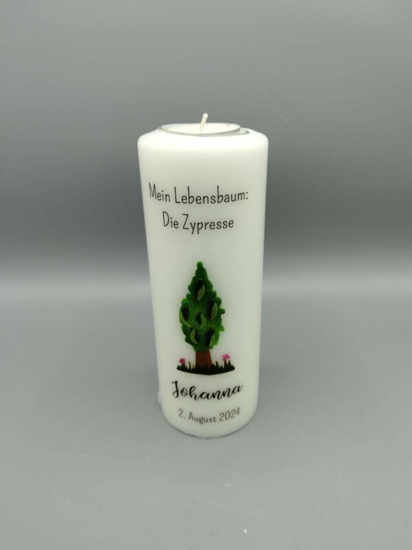NACHHALTIGE Taufkerze mit Teelichteinsatz "Lebensbaum: Zypresse, Baumzeichen/Keltisches Baumhoroskop" 20 x 7 cm, Wachsmotiv und gedruckte Schrift, inklusive Rückseitenbeschriftung, Recycling-Wachs, personalisiert