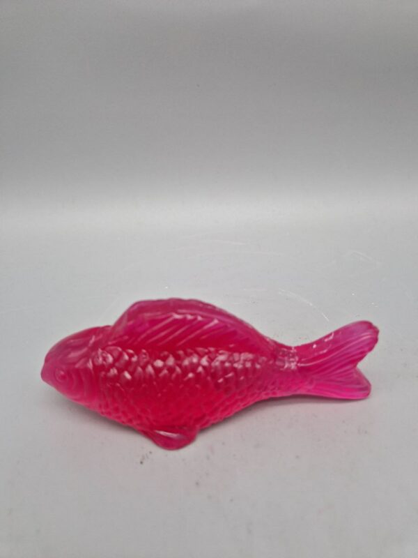 Fisch SEIFE Kinder "Blubb-Blubb", Rot mit Erdbeer-Duft, aus ÖKO Glycerin mit hautpflegenden Stoffen, 12 x 5 x 2,5 cm, 3D-Fisch, Handarbeit – Bild 3