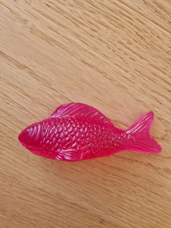 Fisch SEIFE Kinder "Blubb-Blubb", Rot mit Erdbeer-Duft, aus ÖKO Glycerin mit hautpflegenden Stoffen, 12 x 5 x 2,5 cm, 3D-Fisch, Handarbeit