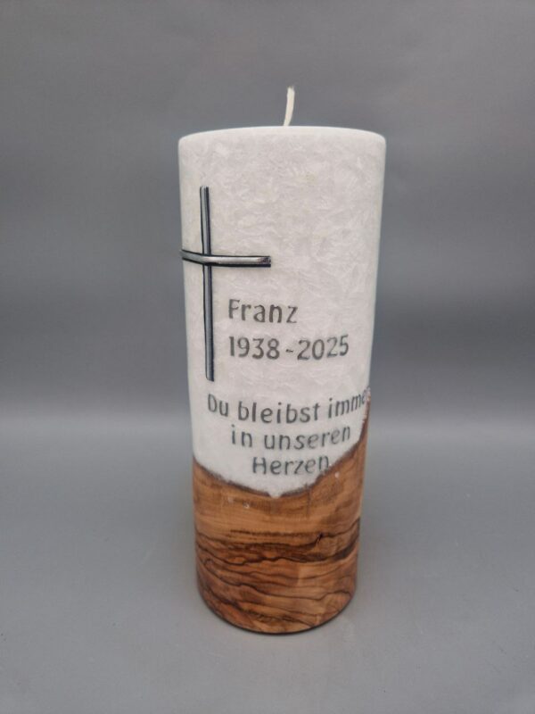 Premium Trauerkerze mit Echtholzstück und Docht "Elegant und edel" 20 x 8 cm, Stearin mit Kristall-Optik, Kreuz aus Wachs, personalsiert mit Namen, Geburts- und Sterbejahr