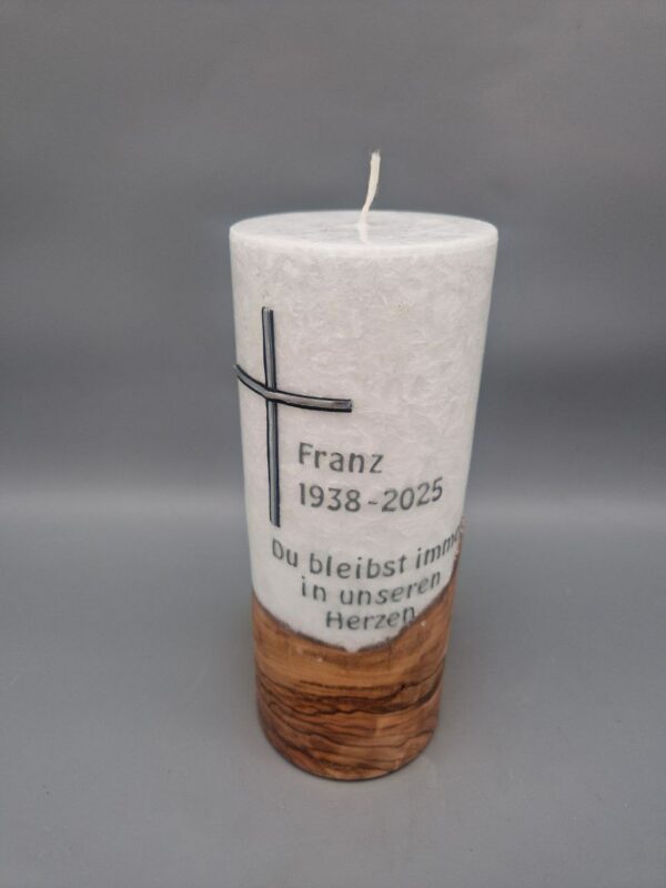 Premium Trauerkerze mit Echtholzstück und Docht "Elegant und edel" 20 x 8 cm, Stearin mit Kristall-Optik, Kreuz aus Wachs, personalsiert mit Namen, Geburts- und Sterbejahr – Bild 2