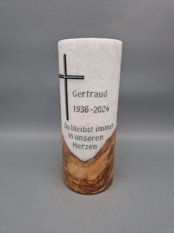 Premium Trauerkerze mit Echtholzstück und TEELICHT "Kreuz Schwarz mit Silber" , 20 x 8 cm, Spruch: "Du bleibst immer in unseren Herzen", personalisiert - brennt nie ab, da das Teelicht nur gewechselt werden muss!