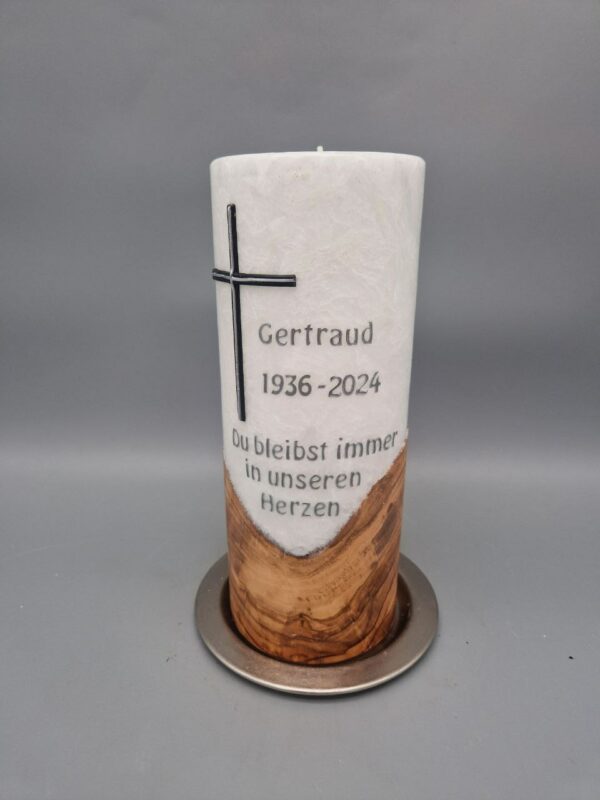 Premium Trauerkerze mit Echtholzstück und TEELICHT "Kreuz Schwarz mit Silber" , 20 x 8 cm, Spruch: "Du bleibst immer in unseren Herzen", personalisiert - brennt nie ab, da das Teelicht nur gewechselt werden muss! – Bild 3