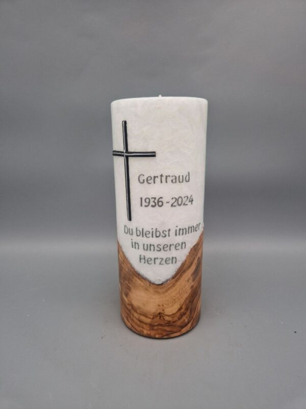 Premium Trauerkerze mit Echtholzstück und TEELICHT "Kreuz Schwarz mit Silber" , 20 x 8 cm, Spruch: "Du bleibst immer in unseren Herzen", personalisiert - brennt nie ab, da das Teelicht nur gewechselt werden muss! – Bild 4