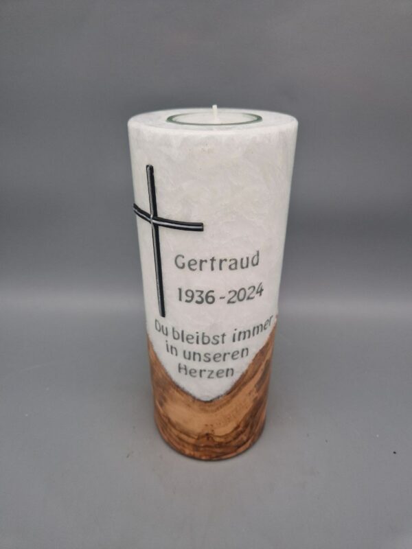 Premium Trauerkerze mit Echtholzstück und TEELICHT "Kreuz Schwarz mit Silber" , 20 x 8 cm, Spruch: "Du bleibst immer in unseren Herzen", personalisiert - brennt nie ab, da das Teelicht nur gewechselt werden muss! – Bild 5