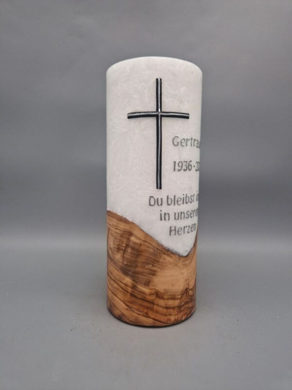 Premium Trauerkerze mit Echtholzstück und TEELICHT "Kreuz Schwarz mit Silber" , 20 x 8 cm, Spruch: "Du bleibst immer in unseren Herzen", personalisiert - brennt nie ab, da das Teelicht nur gewechselt werden muss! – Bild 6