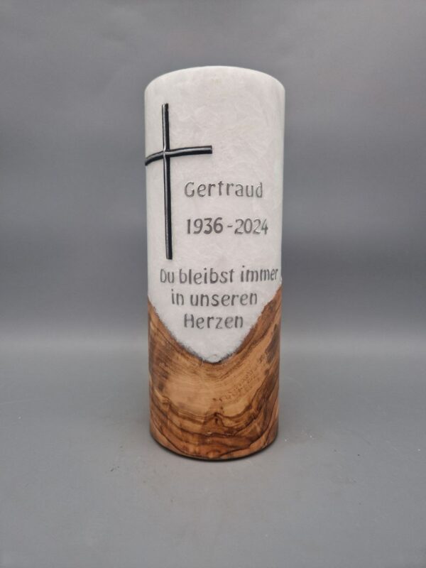 Premium Trauerkerze mit Echtholzstück und TEELICHT "Kreuz Schwarz mit Silber" , 20 x 8 cm, Spruch: "Du bleibst immer in unseren Herzen", personalisiert - brennt nie ab, da das Teelicht nur gewechselt werden muss! – Bild 7