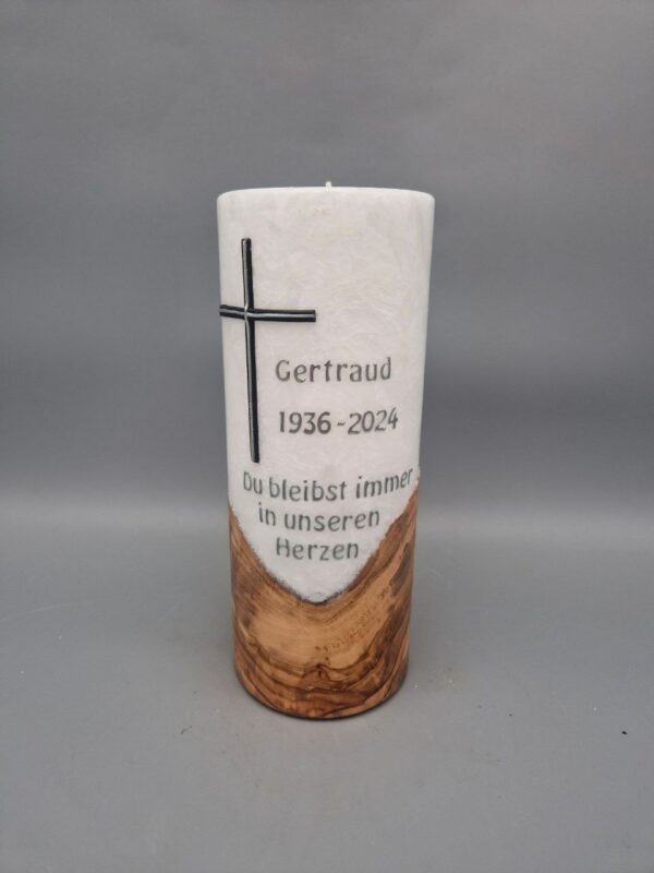 Premium Trauerkerze mit Echtholzstück und TEELICHT "Kreuz Schwarz mit Silber" , 20 x 8 cm, Spruch: "Du bleibst immer in unseren Herzen", personalisiert - brennt nie ab, da das Teelicht nur gewechselt werden muss! – Bild 8