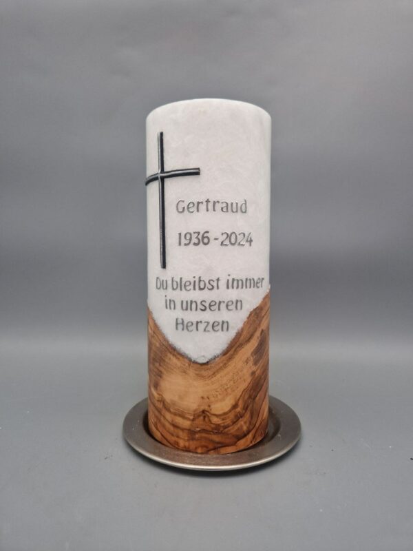 Premium Trauerkerze mit Echtholzstück und TEELICHT "Kreuz Schwarz mit Silber" , 20 x 8 cm, Spruch: "Du bleibst immer in unseren Herzen", personalisiert - brennt nie ab, da das Teelicht nur gewechselt werden muss! – Bild 9