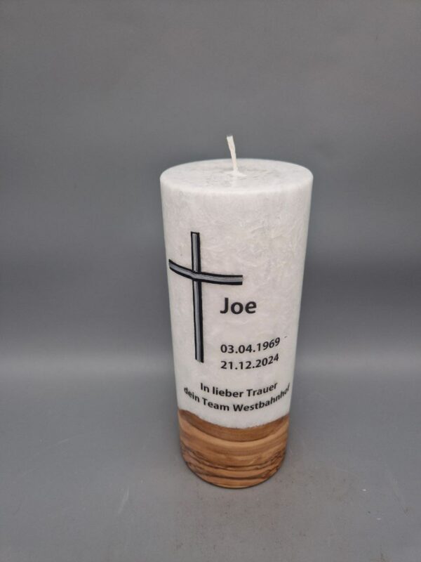 Premium Trauerkerze mit Echtholzstück und Docht "In lieber Trauer", 20 x 8 cm, Stearin mit Kristall-Optik, Kombination von Kreuz aus Wachs und gedrucktem Text, personalisiert – Bild 3