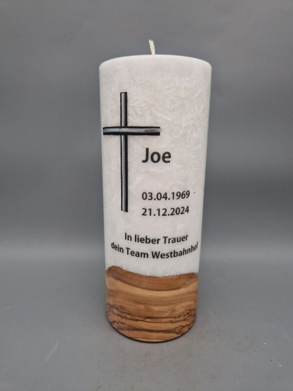 Premium Trauerkerze mit Echtholzstück und Docht "In lieber Trauer", 20 x 8 cm, Stearin mit Kristall-Optik, Kombination von Kreuz aus Wachs und gedrucktem Text, personalisiert – Bild 2