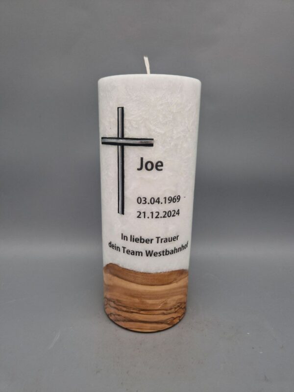 Premium Trauerkerze mit Echtholzstück und Docht "In lieber Trauer", 20 x 8 cm, Stearin mit Kristall-Optik, Kombination von Kreuz aus Wachs und gedrucktem Text, personalisiert