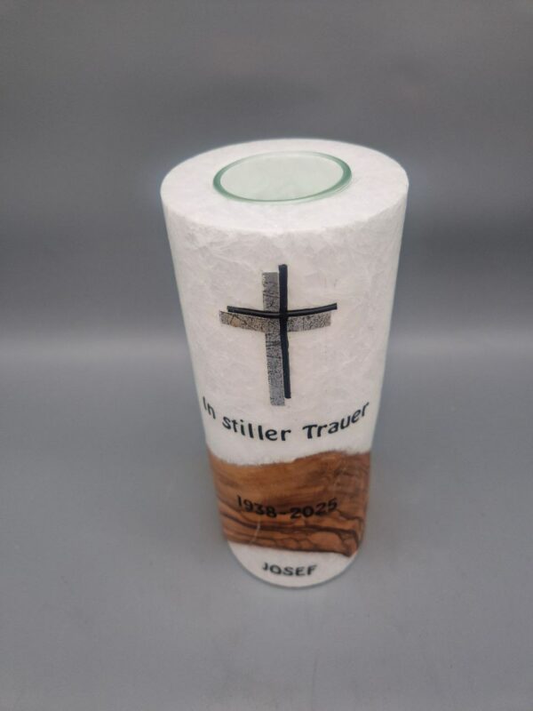 Superior Trauerkerze mit Echtholzstück und Fenster mit TEELICHT, Spruch: "In Stiller Trauer", 20 x 8 cm, aus Stearin, Wachskreuz, personalisiert, UNIKAT – Bild 2