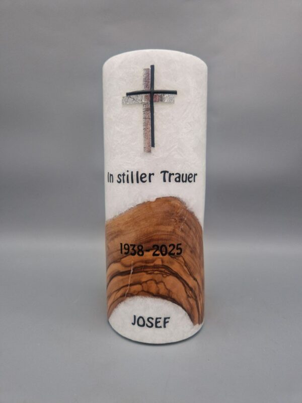 Superior Trauerkerze mit Echtholzstück und Fenster mit TEELICHT, Spruch: "In Stiller Trauer", 20 x 8 cm, aus Stearin, Wachskreuz, personalisiert, UNIKAT