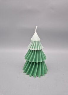 O du schöne Tannenbaum Kerze mit Schneehaube, 11 x 8 cm, aus Recycling-Wachs, Grün mit Weiss