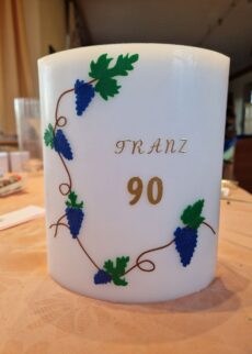Premium Geburtstagskerze "Weintrauben und Weinblätter" zum 80er, 85er, 90er etc. Ovale Kerze mit 2 Teelichtern, aus Recyclingwachs, Wachsmotiv, 19 x 14 x 8 cm, personalisiert
