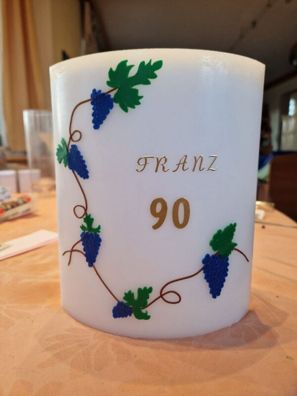 Premium Geburtstagskerze "Weintrauben und Weinblätter" zum 80er, 85er, 90er etc. Ovale Kerze mit 2 Teelichtern, aus Recyclingwachs, Wachsmotiv, 19 x 14 x 8 cm, personalisiert
