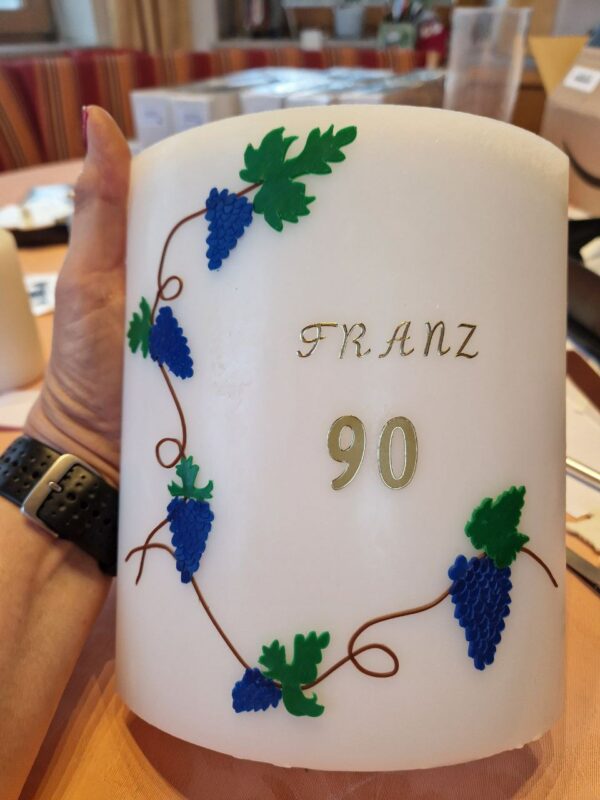 Premium Geburtstagskerze "Weintrauben und Weinblätter" zum 80er, 85er, 90er etc. Ovale Kerze mit 2 Teelichtern, aus Recyclingwachs, Wachsmotiv, 19 x 14 x 8 cm, personalisiert – Bild 2
