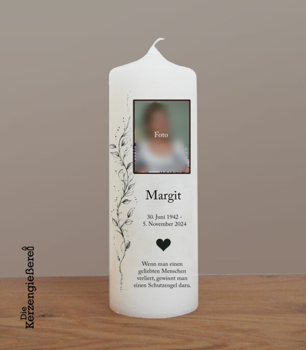 Trauerkerze mit FOTO, "Schwarze Blätterranke", Trauerspruch ,Druckmotiv, 20 x 7 cm, personalisiert