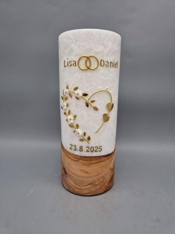 Hochzeitskerze mit ECHTHOLZSTÜCK und wahlweise Teelicht oder Docht "Goldenes Herz mit weißen Blumen und goldenen Blättern", 20 x 8 cm, Stearin, Wachsmotiv, personalisiert
