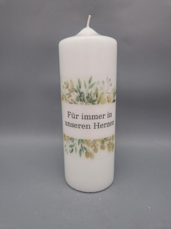 Trauerkerze "Blätterbordüre - Spruch: Für immer in unseren Herzen", 20 x 7 cm, Druckmotiv, OHNE Personalisierung – Bild 2
