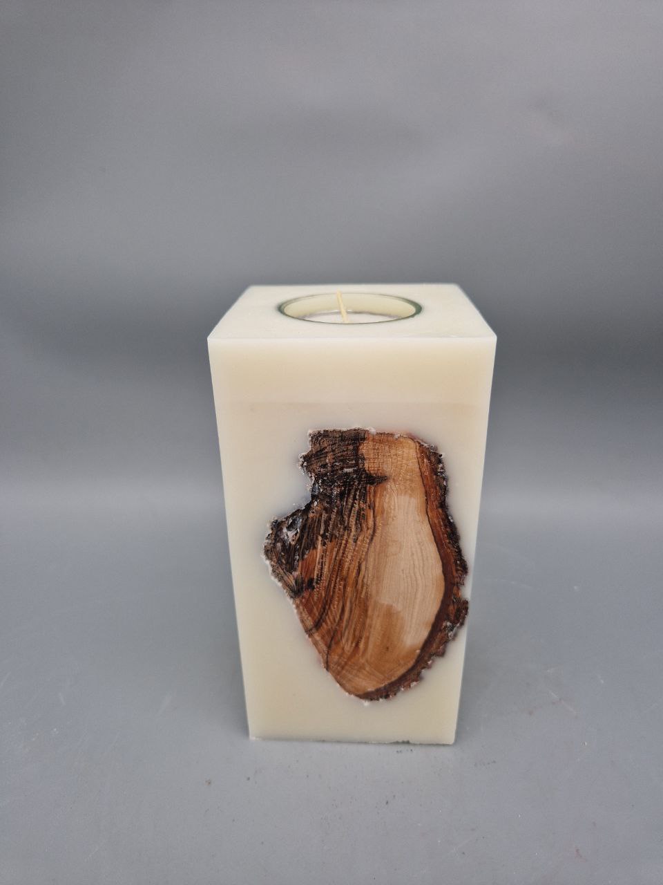 NACHHALTIGE quadratische Kerze mit ECHTHOLZSTÜCK und Teelichteinsatz, 14,5-15,3 x 7,3 x 7,3 cm, aus Recyclingwachs, UNIKAT – Bild 4