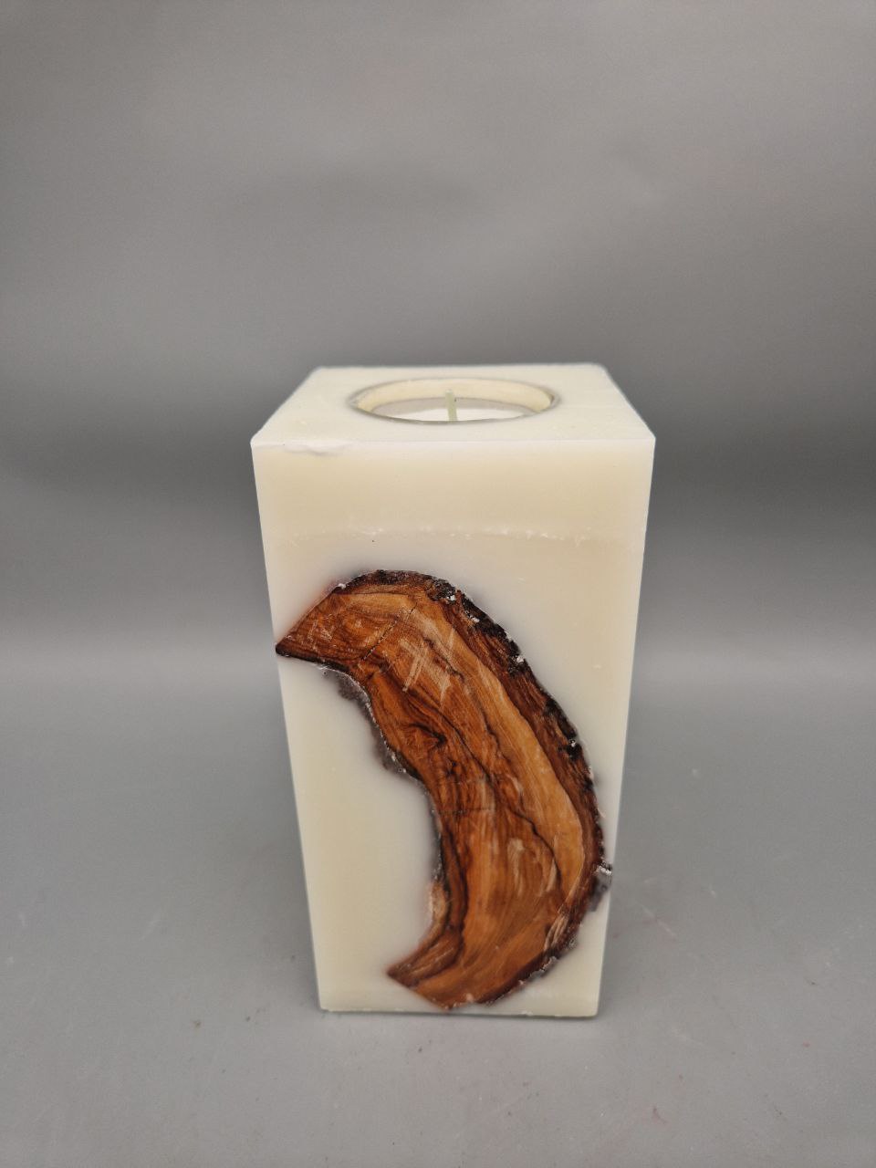 NACHHALTIGE quadratische Kerze mit ECHTHOLZSTÜCK und Teelichteinsatz, 14,5-15,3 x 7,3 x 7,3 cm, aus Recyclingwachs, UNIKAT – Bild 3
