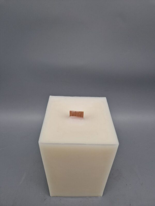 Nachhaltige quadratische Kerze mit HOLZDOCHT aus Recyclingwachs, Knisterkerze, knistert wie ein Kamin, 13 x 7 x 7 cm, Elfenbein - So eine Kerze gibt es nur bei uns :) – Bild 3