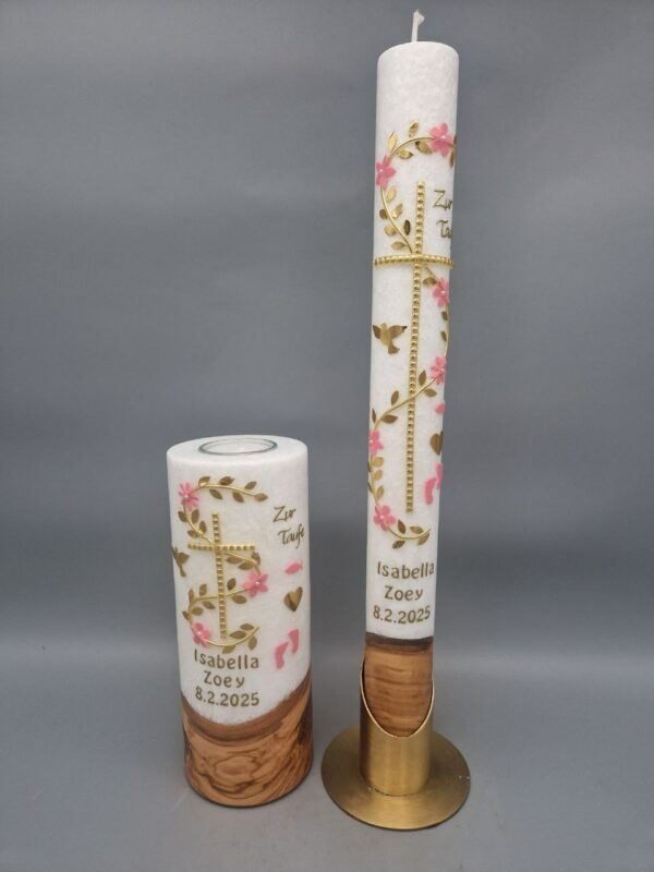 Premium 2-teiliges Taufkerzen-SET bestehend aus Taufkerze und Lebenskerze mit ECHTHOLZSTÜCK und Teelicht "Goldranke mit Rosa Blumen", Taube, Fisch, Herz, Babyfüße, 40 x 4 cm und 20 x 8 cm, Stearin, personalisiert – Bild 3