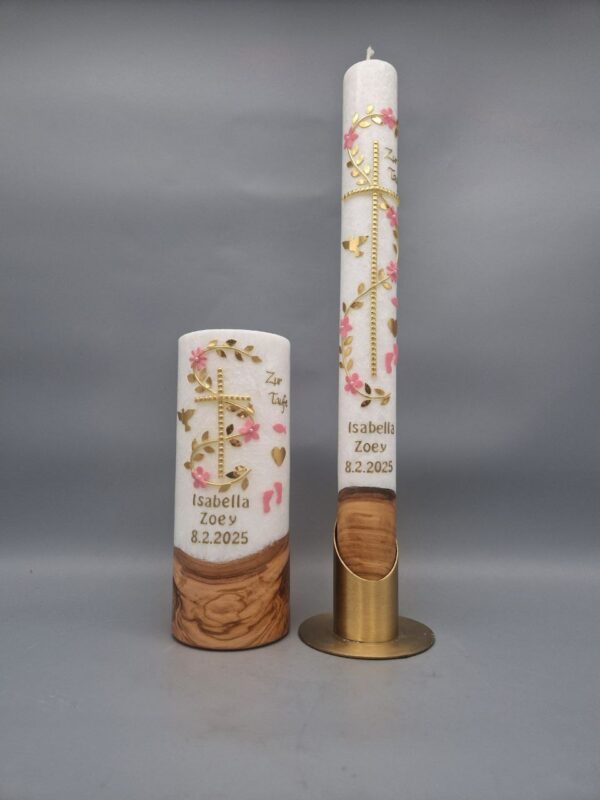 Premium 2-teiliges Taufkerzen-SET bestehend aus Taufkerze und Lebenskerze mit ECHTHOLZSTÜCK und Teelicht "Goldranke mit Rosa Blumen", Taube, Fisch, Herz, Babyfüße, 40 x 4 cm und 20 x 8 cm, Stearin, personalisiert – Bild 2