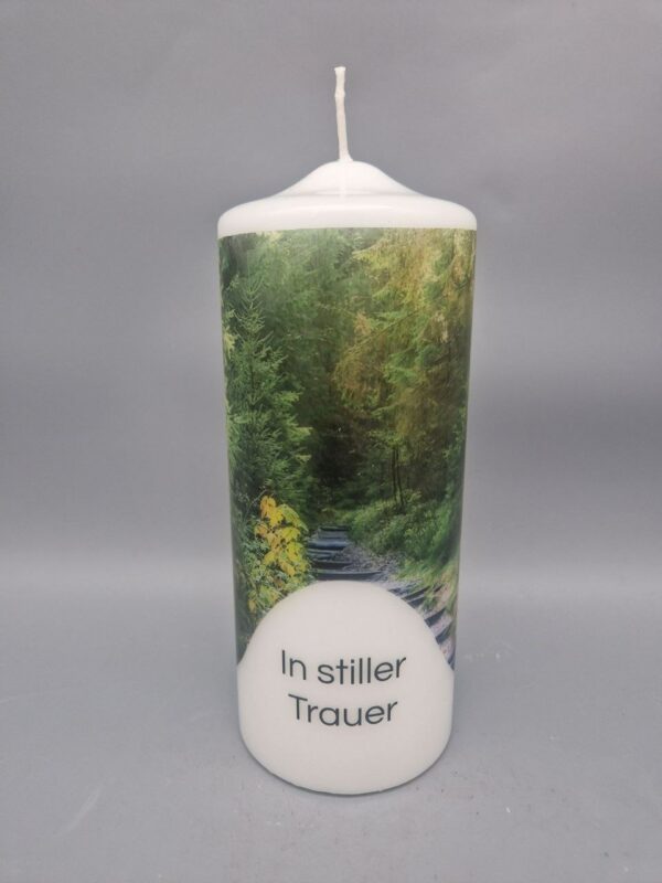 Trauerkerze "Den Wald geliebt", Spruch: "In stiller Trauer", 20 x 8 cm, Druckmotiv, OHNE Personalisierung