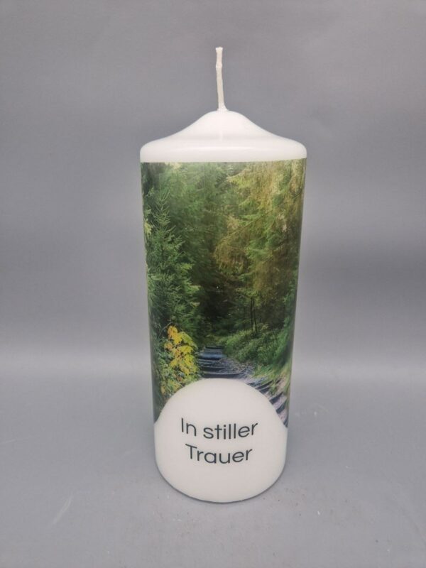 Trauerkerze "Den Wald geliebt", Spruch: "In stiller Trauer", 20 x 8 cm, Druckmotiv, OHNE Personalisierung – Bild 2
