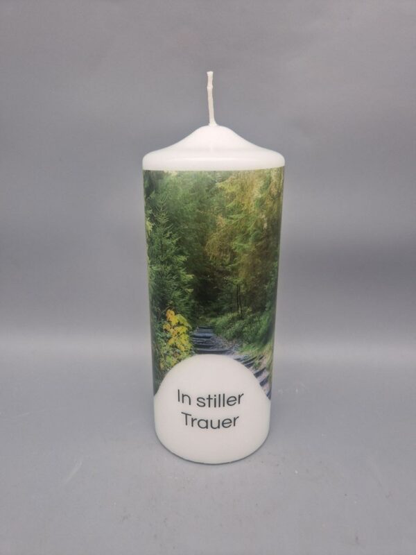 Trauerkerze "Den Wald geliebt", Spruch: "In stiller Trauer", 20 x 8 cm, Druckmotiv, OHNE Personalisierung – Bild 3