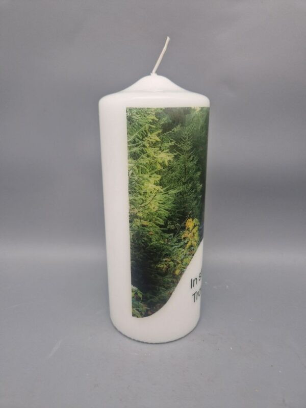 Trauerkerze "Den Wald geliebt", Spruch: "In stiller Trauer", 20 x 8 cm, Druckmotiv, OHNE Personalisierung – Bild 4